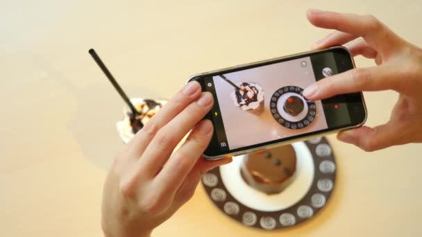 Tomar una foto de la comida en un restaurante con cámara de teléfono móvil para la red social. 4K. Movimiento lento . — Vídeo de stock