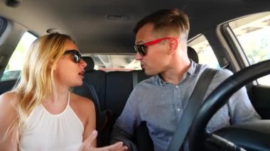 İki araba, bir erkek ve bir kadın arabada şehir ve quarrel sokaklarında Sürüş. Birbirlerine, 4 k bağırmak. Ağır çekim