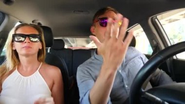 İki araba, bir erkek ve bir kadın arabada şehir ve quarrel sokaklarında Sürüş. Birbirlerine, 4 k bağırmak. Ağır çekim