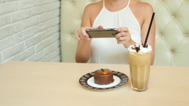 Ile hareket eden telefon fotoğraf makinesi sosyal ağ için bir restoranda yemek fotoğrafını çekin. 4 k. ağır çekim. — Stok video