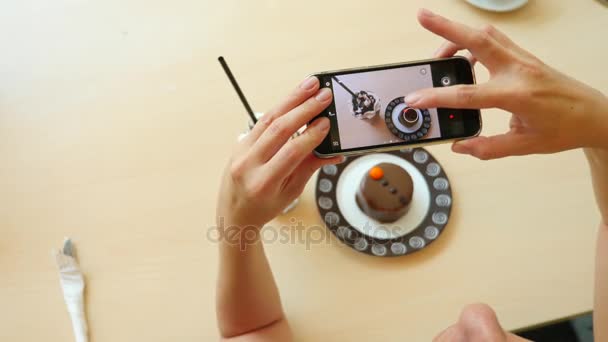 Take a photo of food in a restaurant with mobile phone camera for social network. 4K. Slow motion. — Stock Video