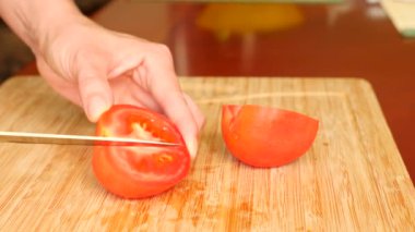 Kadının el ahşap bir gemide kesilmiş bir bıçakla. 4 k. ağır çekim