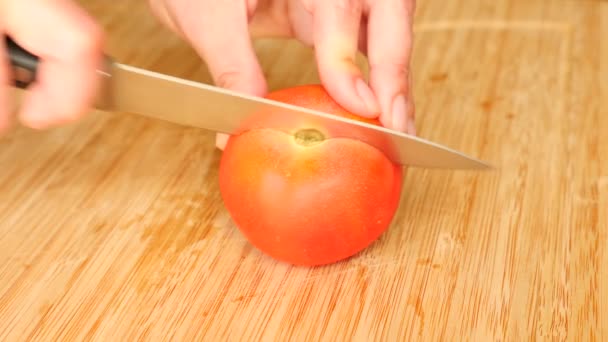 De handen van de dames met een mes gesneden op een houten bord. 4 k. Slowmotion — Stockvideo