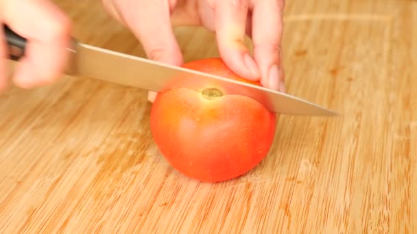 Manos de mujer con un cuchillo cortado en una tabla de madera. 4k. Movimiento lento — Vídeos de Stock