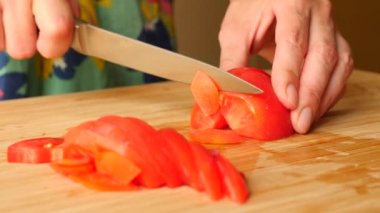 Kadının el ahşap bir gemide kesilmiş bir bıçakla. 4 k. ağır çekim