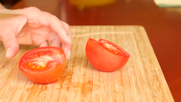 Zenske ruce s nožem řezat na dřevěném prkénku. 4 k. Zpomalený pohyb — Stock video