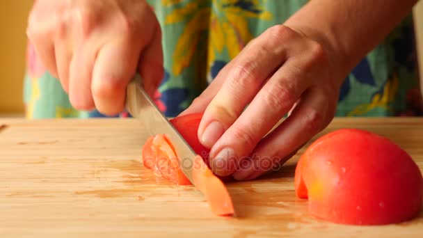 木の板を切ったナイフで梨花の手。4 k. スローモーション — ストック動画