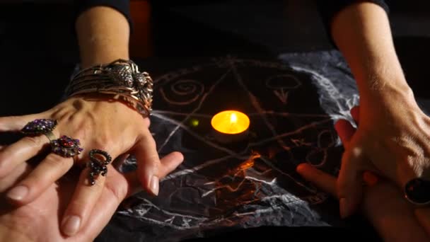 Ведьма гадалка со свечами крупным планом. Волшебный ритуал. гадание. Хэллоуин, 4к, замедленная съемка — стоковое видео
