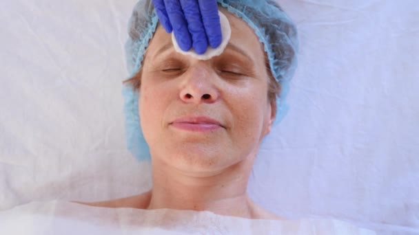 Спа-терапія для літніх жінок, які отримують маску для обличчя. 4k. Повільний рух. Прийом косметолога — стокове відео