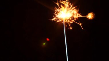 Havai fişek maytap makro içinde yanan bir siyah arka plan üzerine vurdu. 4 k. ağır çekim