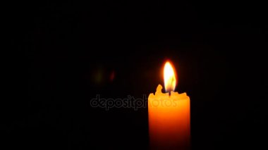 Cadılar Bayramı, 4k, ağır çekim. Yanan bir mum. Bir hayalet bir mum alevi görünür