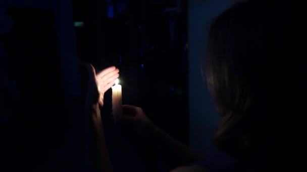 Μια γυναίκα περπατά στο σκοτάδι του σπιτιού με ένα κερί στα χέρια της. Απόκριες. Φρίκη. 4 k. αργή κίνηση — Αρχείο Βίντεο