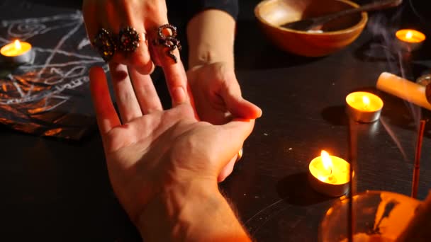 Ведьма гадалка со свечами крупным планом. Волшебный ритуал. гадание. Хэллоуин, 4к, замедленная съемка — стоковое видео