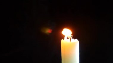 siyah mum portre. Beyaz bir mum alevi ölüyor. Fitil duman. 4 k. ağır çekim çekim