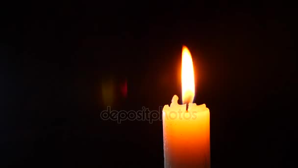 gros plan de bougie sur noir. Mourir la flamme d'une bougie blanche. Fumée de la mèche. 4 k. Prise de vue au ralenti 