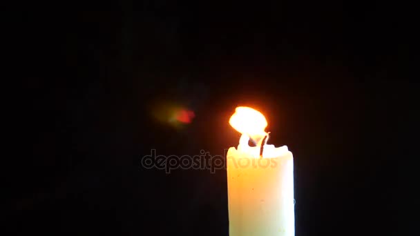 Primer plano de la vela en negro. Apagando la llama de una vela blanca. Humo de la mecha. 4 k. Disparos en cámara lenta — Vídeo de stock