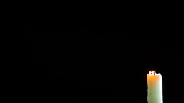 Siyah mum portre. Beyaz bir mum alevi ölüyor. Fitil duman. 4 k. ağır çekim çekim — Stok video