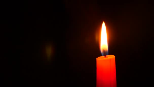 Nahaufnahme einer Kerze auf Schwarz. Die Flamme einer weißen Kerze erlischt. Rauch aus dem Docht. 4 k. Zeitlupenschießen — Stockvideo