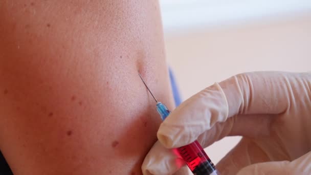 Close-up van injectie vaccin, 4k. Slow motion. — Stockvideo