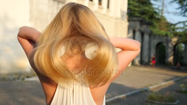 美しい女性のスタイリングの髪屋外。超スローモーション。幸せな穏やかな長い髪の女の子、公園で楽しんで、自然を楽しんで、風と遊ぶ。クローズ アップ. — ストック動画