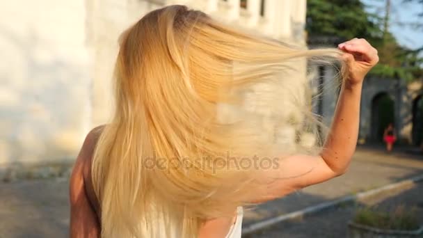 Piękna kobieta Stylizacja włosów na zewnątrz. Super Slow Motion. Szczęśliwy spokojna dziewczyna z długimi włosami, zabawy w parku, z przyrodą, grając z wiatrem. Z bliska. — Wideo stockowe