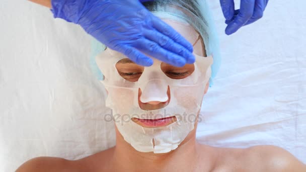 温泉療法によりハンサムな男性の顔のマスクを受信します。4 k. スローモーション。美容師のフロント — ストック動画