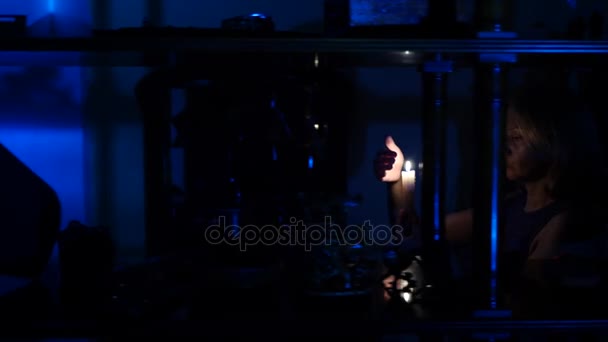 Жінка ходить у темряві в будинку зі свічкою в руках. Хеллоуїн. Жах. 4k. Повільний рух — стокове відео