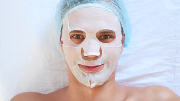 Terapii Spa przystojnych mężczyzn otrzymujących maska do twarzy. 4 k. zwolnionym tempie. Recepcja z kosmetyczki — Wideo stockowe