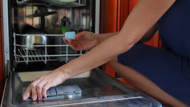 Uma mulher está a pôr um prato numa prateleira numa máquina de lavar louça. Um plano de perto. 4k, câmera lenta . — Vídeo de Stock