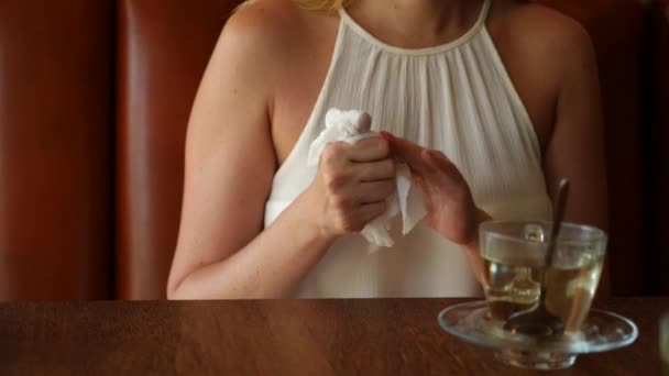 Дівчина протирає руки мокрою серветкою перед чаєм у кафе. 4k. Стрільба повільним ходом . — стокове відео