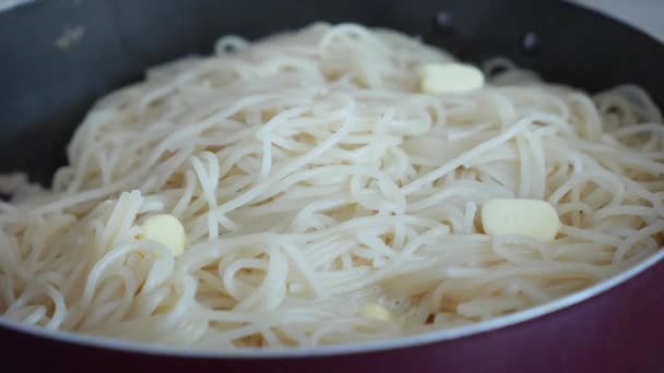 Trozos de mantequilla fundiéndose en los espaguetis recién hechos 4k, fideos. Tiempo de caducidad — Vídeos de Stock