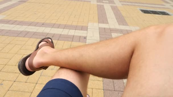 Första person skytte. Mens ben i parken sommaren. Svinga benen. 4 k. slowmotion. — Stockvideo