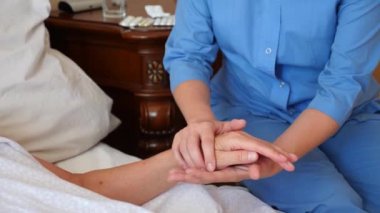 Bir hemşire yatak odasında bir hastada yardımcı olur. 4k, ağır çekim