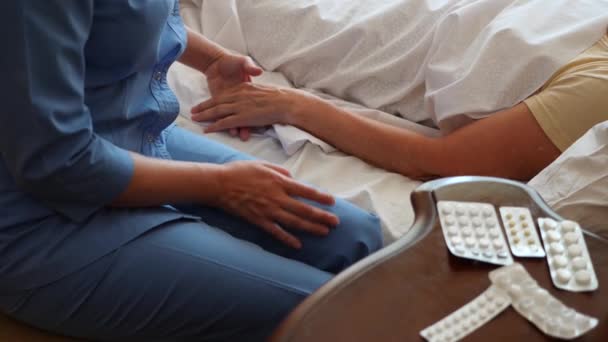 Медсестра допомагає пацієнту у своїй спальні. 4k, повільний рух — стокове відео