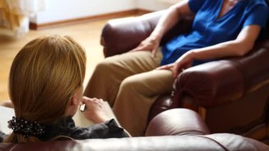 Kadın psikolog psikolojik terapi seansı sırasında notlar yapma. üzgün bir kadın. 4 k. ağır çekim.