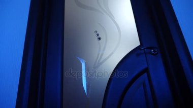 Evde bir hayalet kız. Küçük bir kızın ruhu. Korkunç sahne korkunç bir kadın. Zombi şeffaf kapı çalıyor. 4 k. ağır çekim