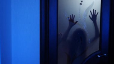 Evde bir hayalet kız. Küçük bir kızın ruhu. Korkunç sahne korkunç bir kadın. Zombi şeffaf kapı çalıyor. 4 k. ağır çekim