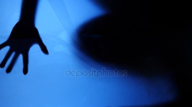 Evde bir hayalet kız. Küçük bir kızın ruhu. Korkunç sahne korkunç bir kadın. Zombi şeffaf kapı çalıyor. 4 k. ağır çekim