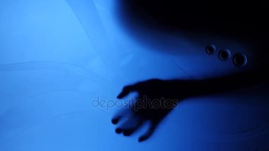 Evde bir hayalet kız. Küçük bir kızın ruhu. Korkunç sahne korkunç bir kadın. Zombi şeffaf kapı çalıyor. 4 k. ağır çekim