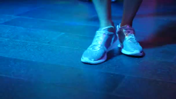 Las piernas de las mujeres en zapatos plateados están bailando en la pista de baile en el bar disco. Luz de Safitov. 4k — Vídeos de Stock