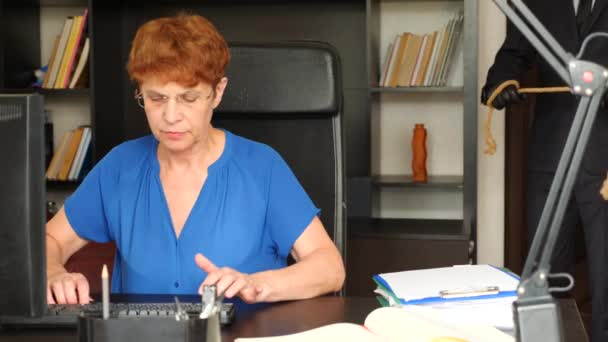 Vezető nő aláírás utolsó akarat és végrendelet ül az asztalon. Az a személy, a ruha háta mögött készül egy kísérlet az életét. 4k, lassú mozgás — Stock videók