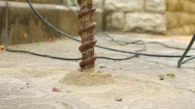 İşlem sırasında matkap. Portre. Kuyu sondaj. 4 k. ağır çekim