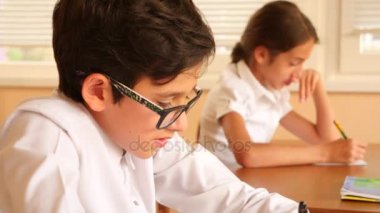 Eğitim, insan ve öğrenme kavramı - grup yazma dizüstü bilgisayarlar ile öğrencinin okulda sınayın. 4 k. ağır çekim