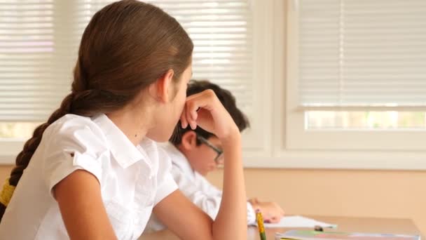 Educação, pessoas e conceito de aprendizagem - grupo de alunos com teste de escrita de cadernos na escola. 4K. Movimento lento — Vídeo de Stock