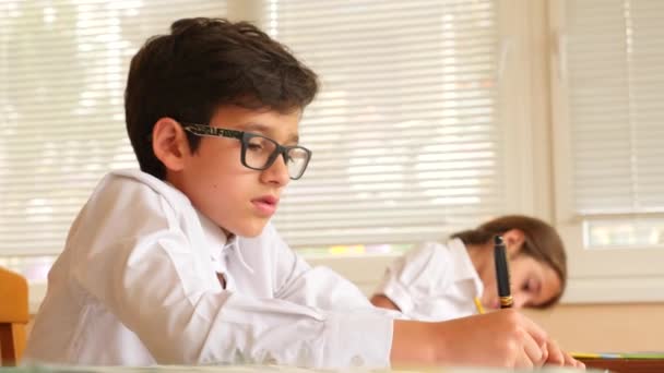 Onderwijs, mensen en leren concept - groep studenten met laptops schrijven test op school. 4 k. Slowmotion — Stockvideo