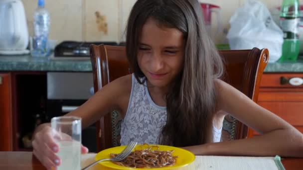 A menina come macarrão de fagópiro com um garfo relutantemente. A criança se recusa a comer. 4. Tiro em câmara lenta . — Vídeo de Stock