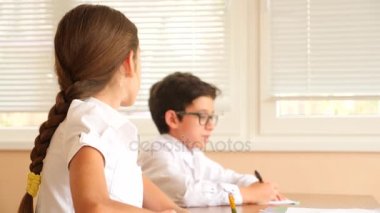 Eğitim, insan ve öğrenme kavramı - grup yazma dizüstü bilgisayarlar ile öğrencinin okulda sınayın. 4 k. ağır çekim