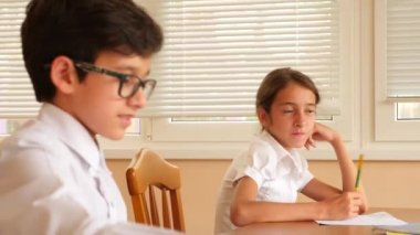 Eğitim, insan ve öğrenme kavramı - grup yazma dizüstü bilgisayarlar ile öğrencinin okulda sınayın. 4 k. ağır çekim