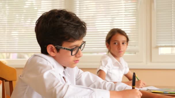 Onderwijs, mensen en leren concept - groep studenten met laptops schrijven test op school. 4 k. Slowmotion — Stockvideo