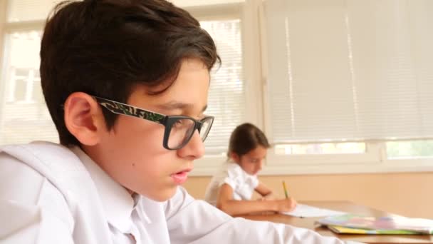 Bildung, Menschen und Lernkonzept - Gruppe von Schülern mit Notizbüchern Schreibtest in der Schule. 4k. Zeitlupe — Stockvideo